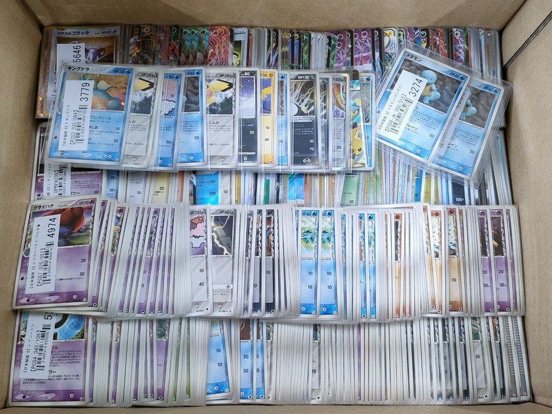 段ボール箱に入った買取前のポケモンカード781点