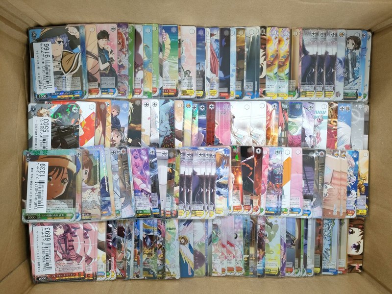 段ボール箱に整理されて並ぶ買取前のヴァイスシュヴァルツのカード173点