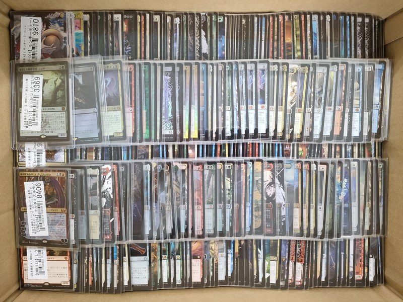 段ボール箱に並べられた買取前のMTGなどのカード861点