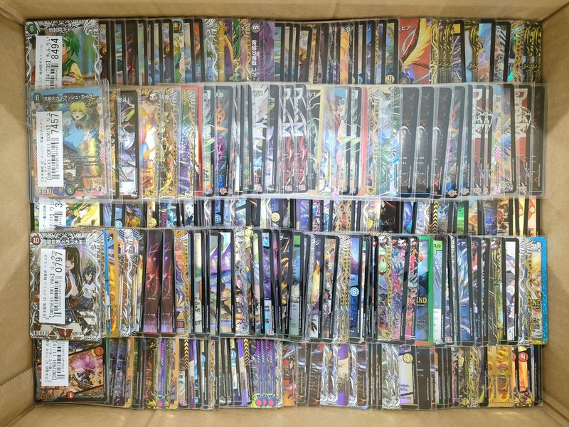 段ボール箱に並べられた買取前のデュエル・マスターズのカード408点