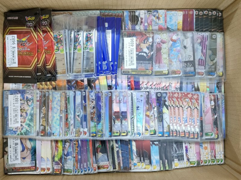 段ボール箱に並べられた買取前のヴァイスシュヴァルツなどのカード3,825点